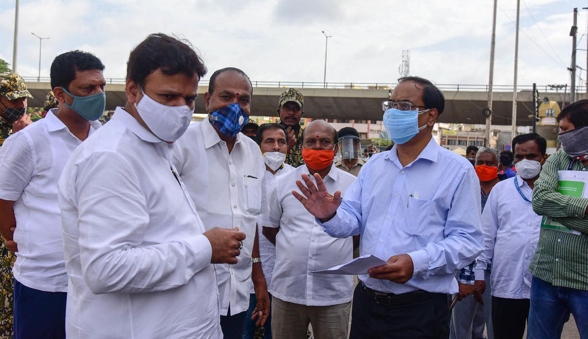 Mayor M Goutham kumar Inspecting the KR Market and Kalasipalya area sealdown, in Bengaluru on Tuesday. Photo/ B H Shivakumar