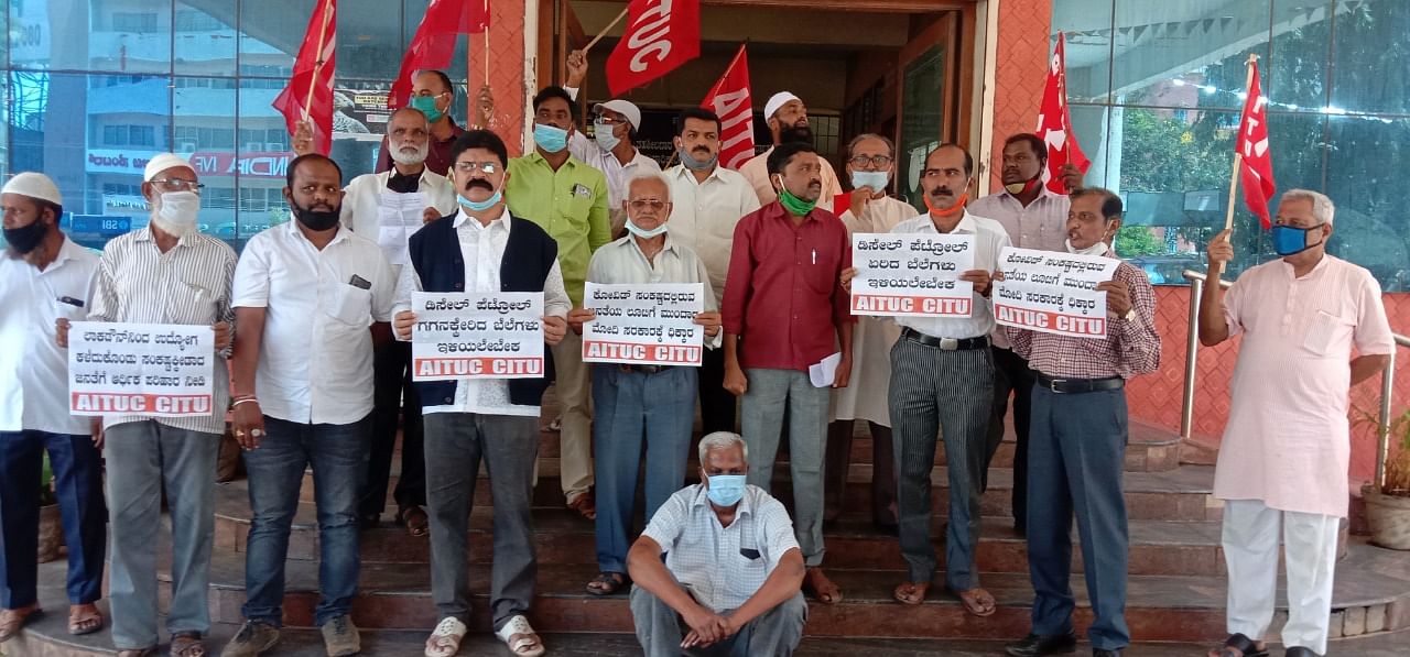 Members of AITUC, CITU and other organisations stage protest in front of Mini Vidhan Soudha in Hubballi on Wednesday. (DH photo)