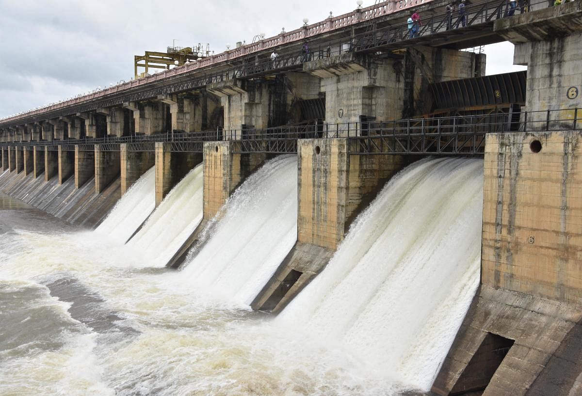 The Gajanur dam across Tunga River.