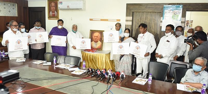 The logo of PV’s birth centenary celebrations was unveiled by the celebration committee chairman and TRS’s senior leader Dr Keshav Rao, on Thursday. (DH Photo)
