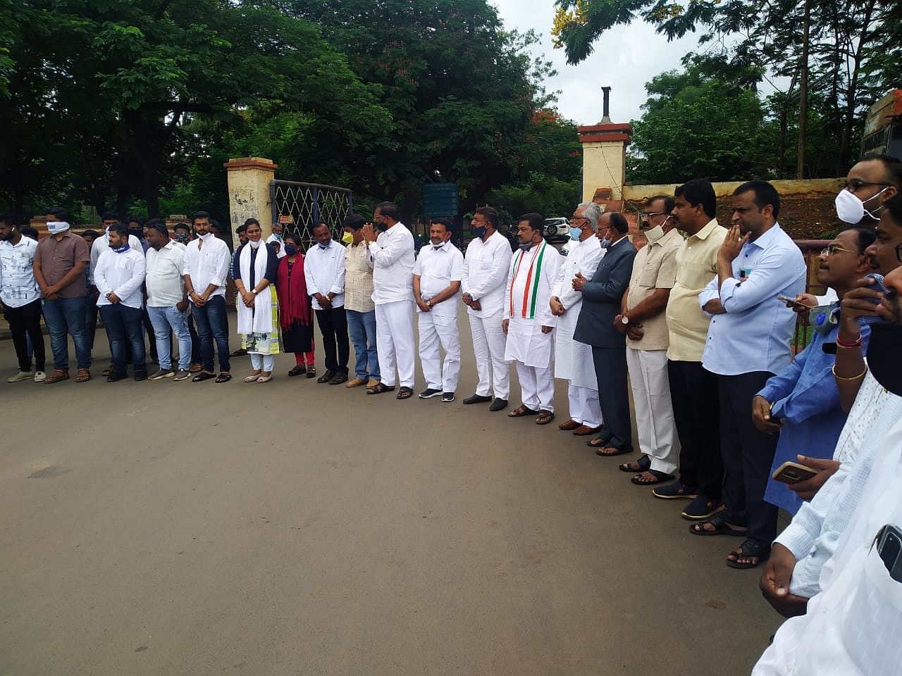 Congress leaders stage protest in front of Mahatma Gandhi statue at KIMS gate at Vidyanagar in Hubballi on Friday. DH Photo