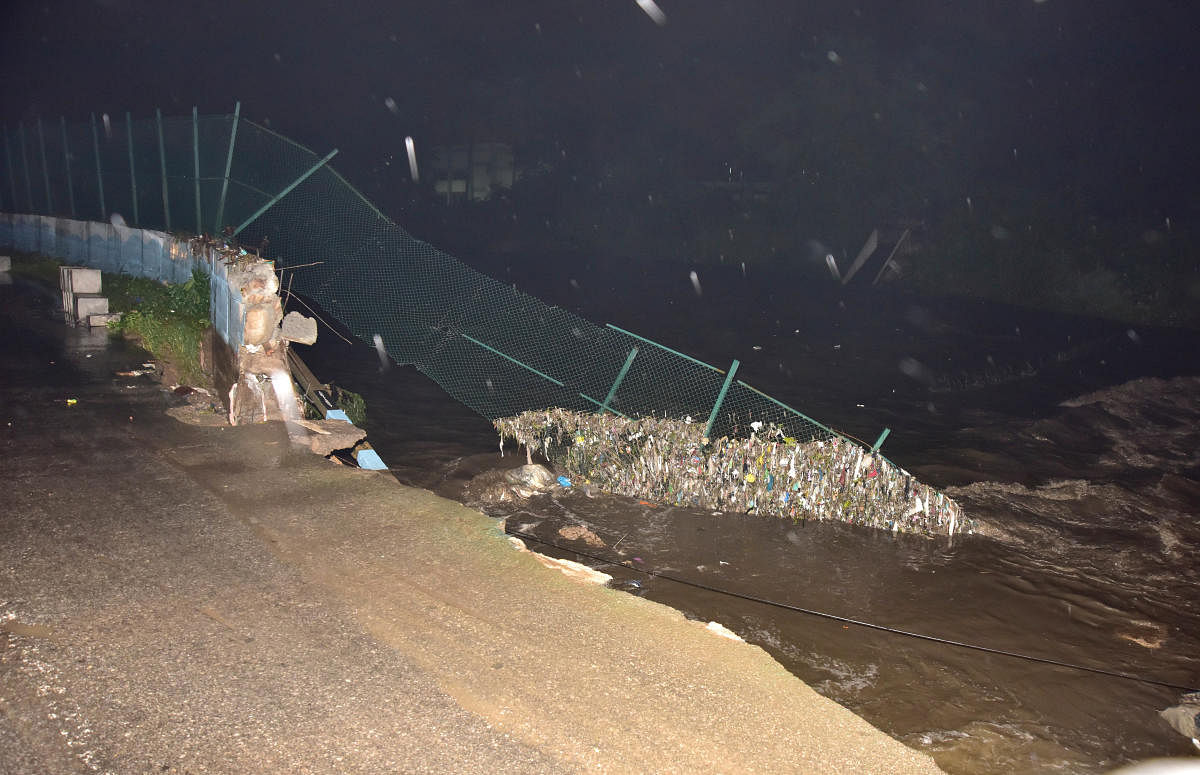 The Vrishabhavathi retaining wall that collapsed on Thursday. DH PHOTO