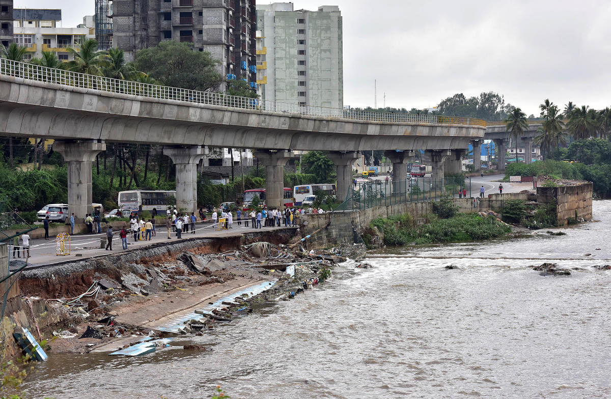 Vrishabhavathi near Mylasandra on Mysuru Road after a portion of the retaining wall along the river washed away owing to heavy rain on Thursday. Credits: DH photo