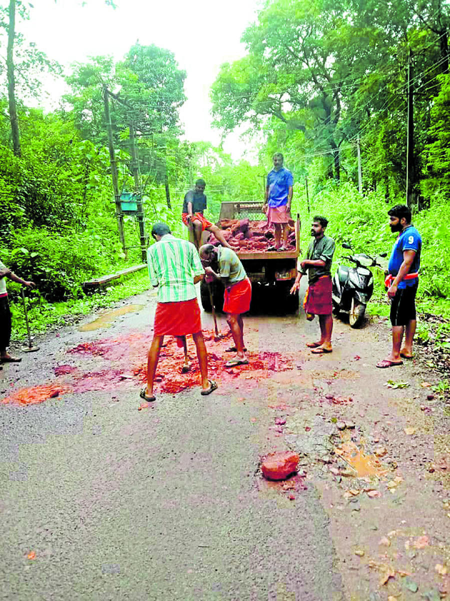 Villagers from Shishila paid tributes to the soldiers martyred in Ladakh by organising sharmadaan and filling the potholes on the road leading to the village.