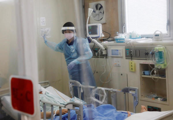 A nurse takes care of a patient inside Seibu Hospital's ICU in Yokohama, Japan, June 18, 2020. Credit: Reuters