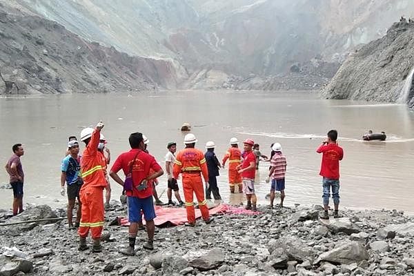 This handout from the Myanmar Fire Services Department taken and released on July 2, 2020 shows rescuers attempting to locate survivors after a landslide at a jade mine in Hpakant, Kachin state. Credit: AFP