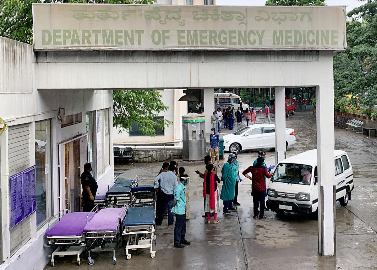 Covid patients being turned away at the Department of Emergency Medicine, St John's Hospital, on Thursday due to lack of beds. DH Photo/Pushkar V