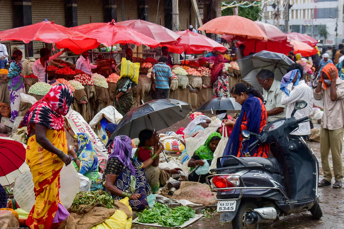 Vegetable vendors do brisk business even as it rains in Kalaburagi on Saturday. DH Photo/Prashanth H G