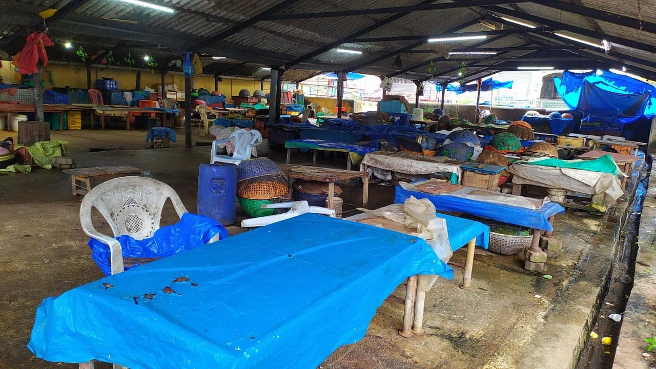 Shops, fish markets remained closed due to Sunday lockdown in Mangaluru. DH Photos Govindraj Javali