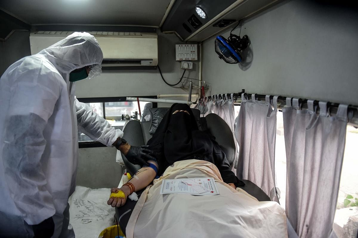Person donates blood amid coronavirus pandemic (AAFP Photo)