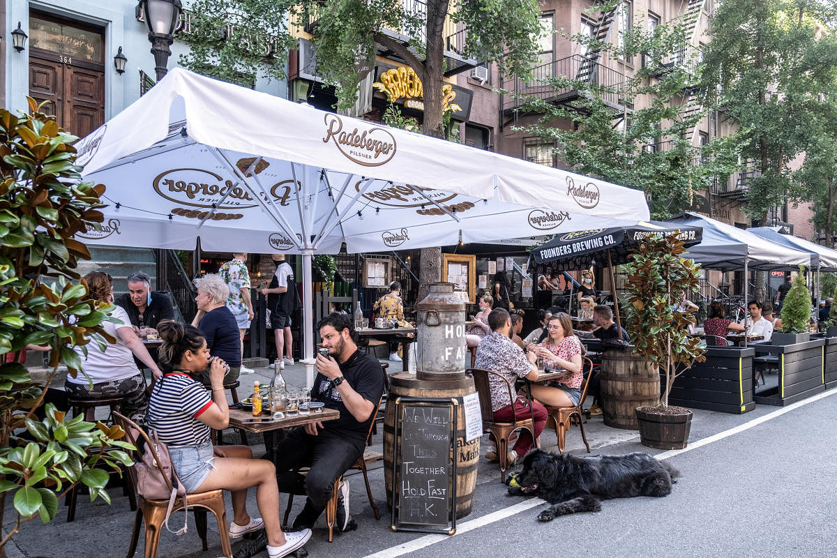 People enjoy al fresco dining at a bar following the outbreak of the coronavirus disease (COVID-19), in New York City (Reuters Photo)