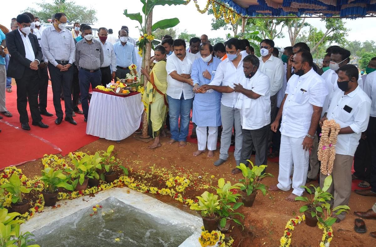 Deputy Chief Minister C N Ashwath Narayan launches a drinking water project at Kothathi in Mandya on Monday. District In-charge Minister K C Narayana Gowda and Deputy Commissioner M V Venkatesh are also seen. DH PHOTO