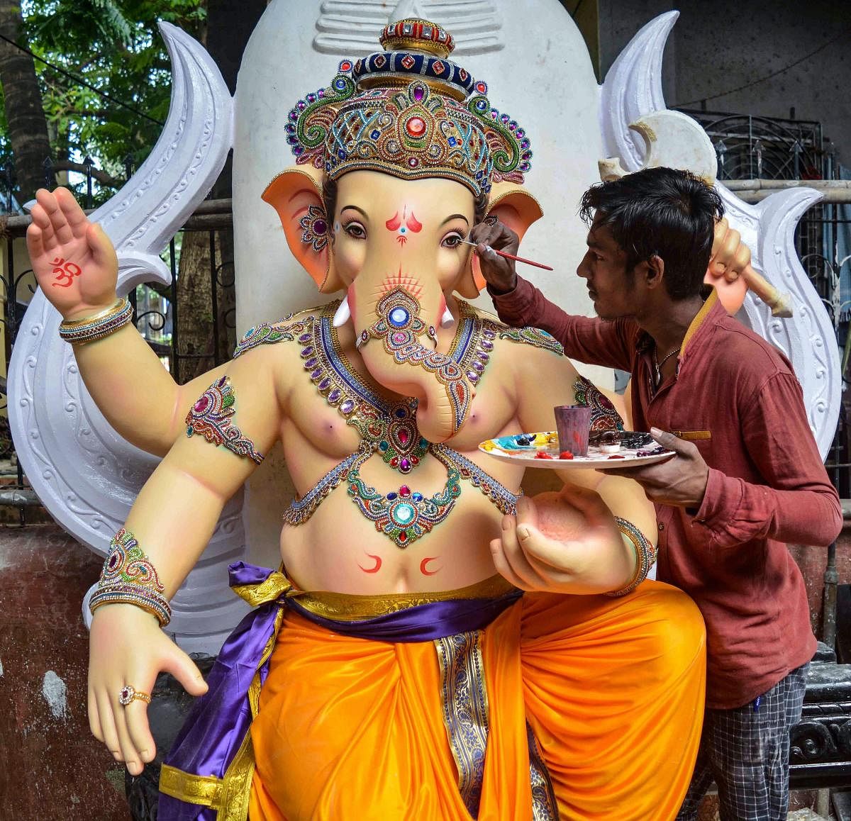 Mumbai: An artist works on an idol of Lord Ganesha ahead of the 'Ganeshotsav', in Mumbai on Wednesday, Aug 29, 2018. (PTI Photo) (PTI8_29_2018_000304A)