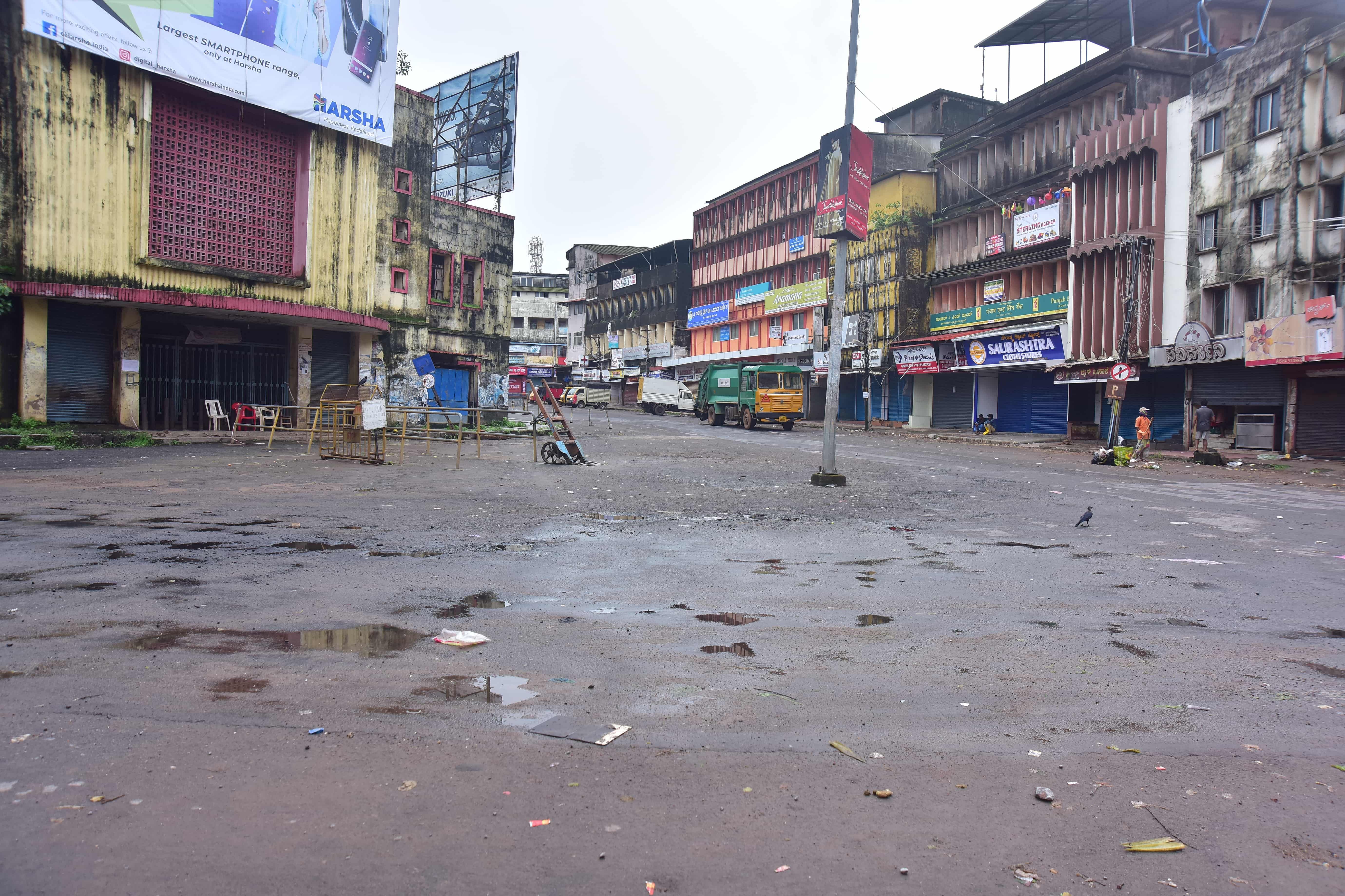 The BBMP commissioner has issued order to seal down KR Market and Kalasipalya markets till July 31 following increase of COVID cases in the city. Credit: DH Photo