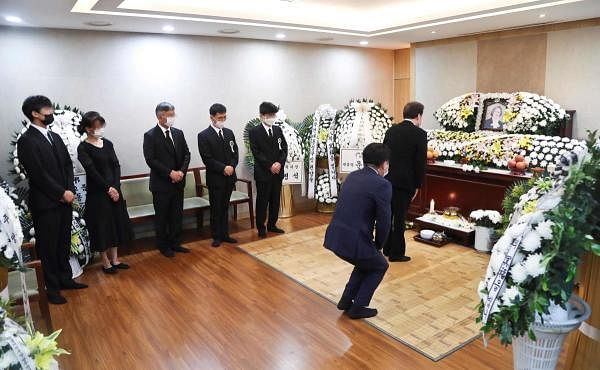 Mourners attend a funeral ceremony for former provincial governor Ahn Hee-jung, in Seoul. Credit: AFP Photo