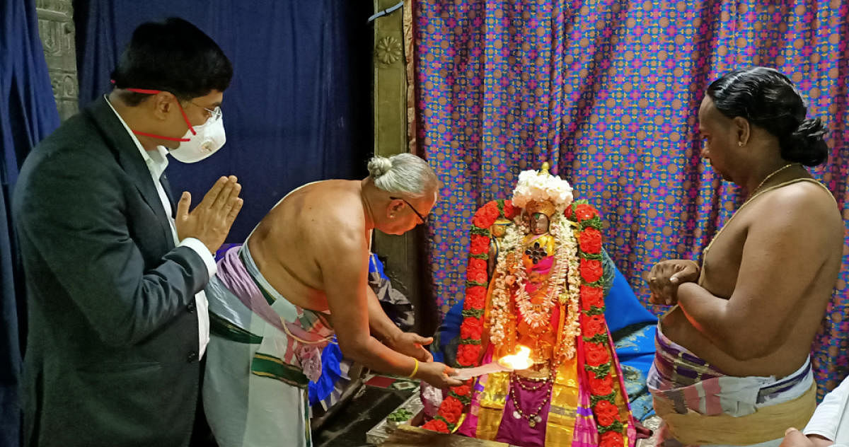 Deputy Commissioner Dr M V Venkatesh at Sri Cheluvanarayana Swamy temple in Melkote, Mandya district on Friday. DH PHOTO
