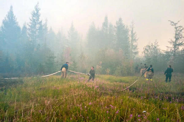 Firefighters fighting to extinguish forest fires near the village of Batagay, Sakha Republic in Yakutia. Credit: AFP Photo