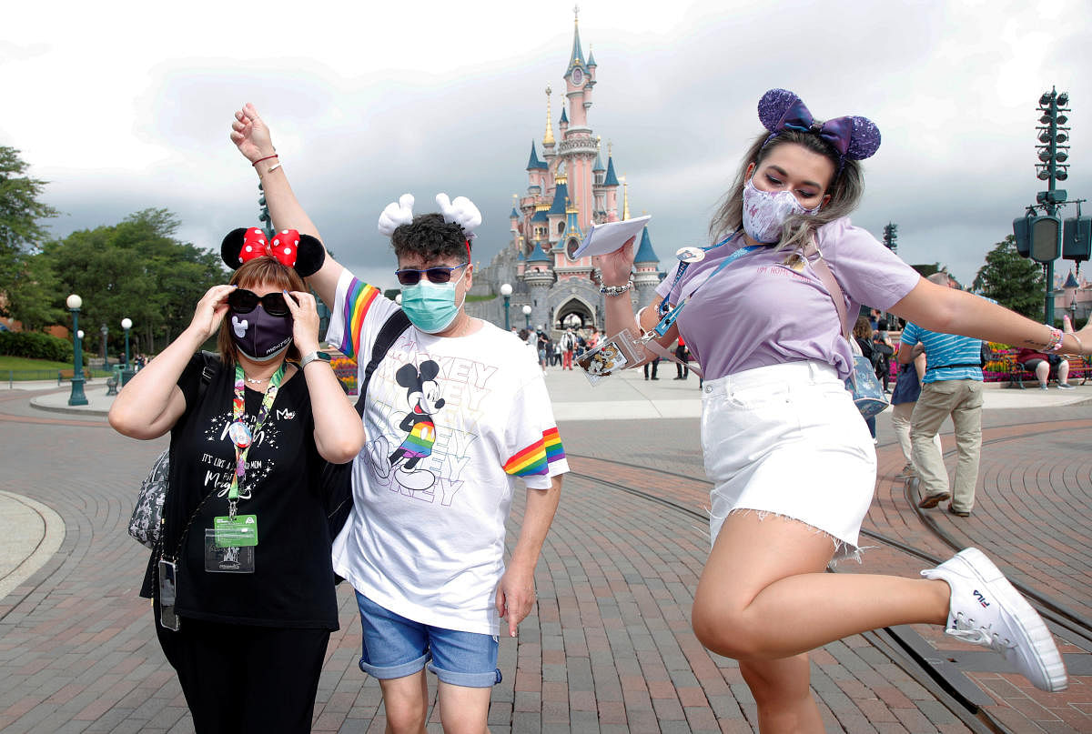 First visitors arrive at Disneyland Paris (Reuters Photo)