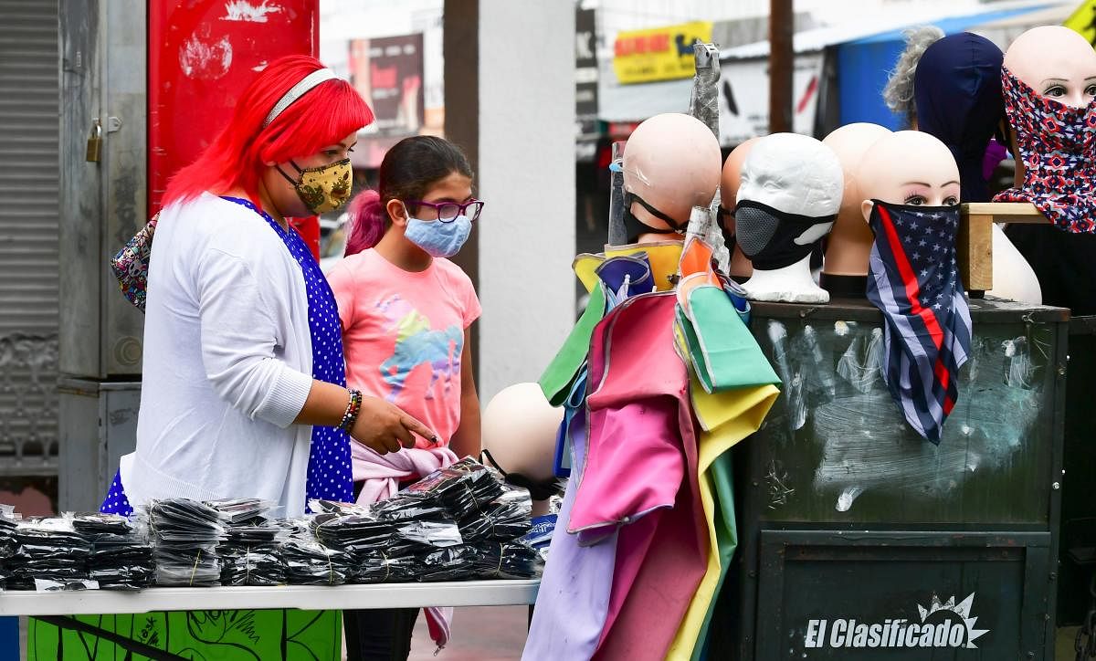 People shop for face-coverings in United States (AFP Photo)
