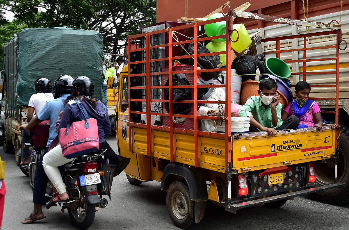 People leaving Bengaluru ahead of the weeklong lockdown on Tuesday. DH Photo/Ranju P