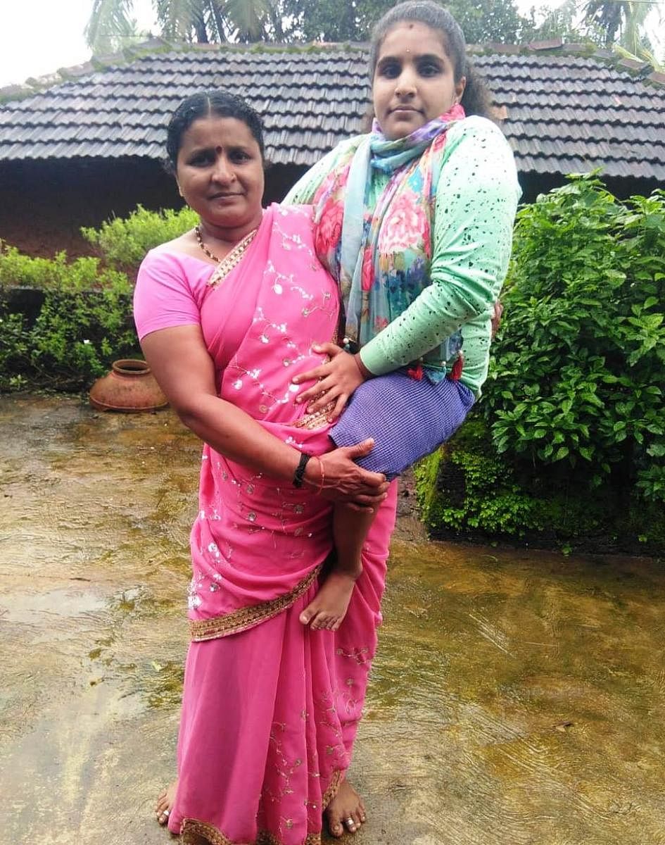 Rajivi carrying her daughter Bhagyasri. Credit: DH Photo