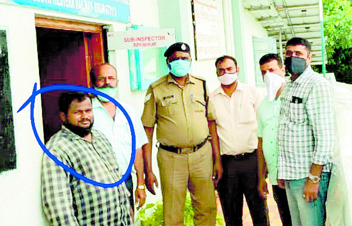 Personnel of the Railway Protection Force with accused H G Puttaswamy at Birur Railway Station, Chikkamagaluru district recently.
