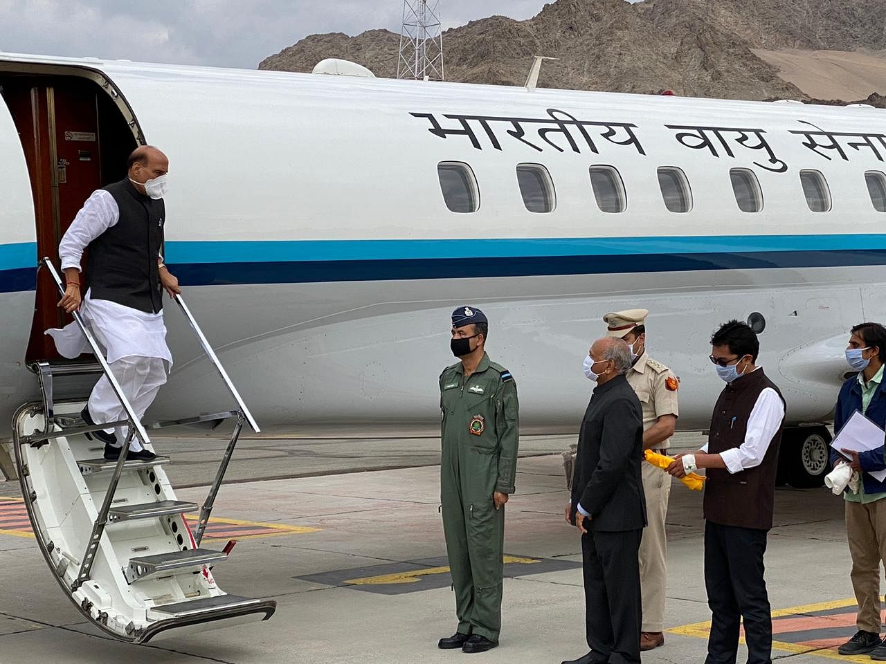 Union Defence Minister Rajnath Singh arrives at Leh. Credit: DH Photo