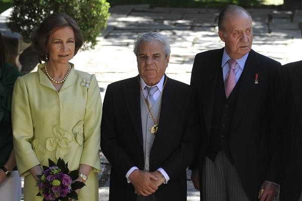 Spain´s Queen Sofia, awarded Spanish writer Juan Marse (C) and Spanish King Juan Carlos I pose at the University of Alcala de Henares on April 23, 2009 after attending the Cervantes prize ceremony. Credit: AFP Photo