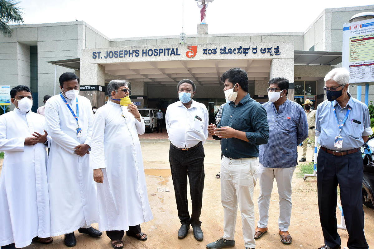 MP Pratap Simha visits St Joseph’s Hospital in Mysuru on Monday to inspect preparedness to tackle the Covid crisis. Episcopal vicar Leslie Moras, DHO Dr Venkatesh and dentist Dr Anil Thomas are seen. DH PHOTO
