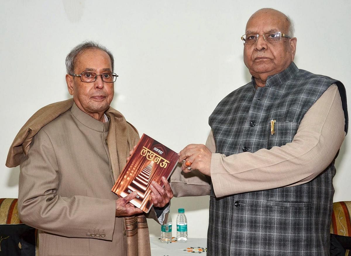 Madhya Pradesh governor and BJP veteran Lalji Tandon presents his book "Ankaha Lucknow" to former president Pranab Mukherjee. Credit: PTI File Photo