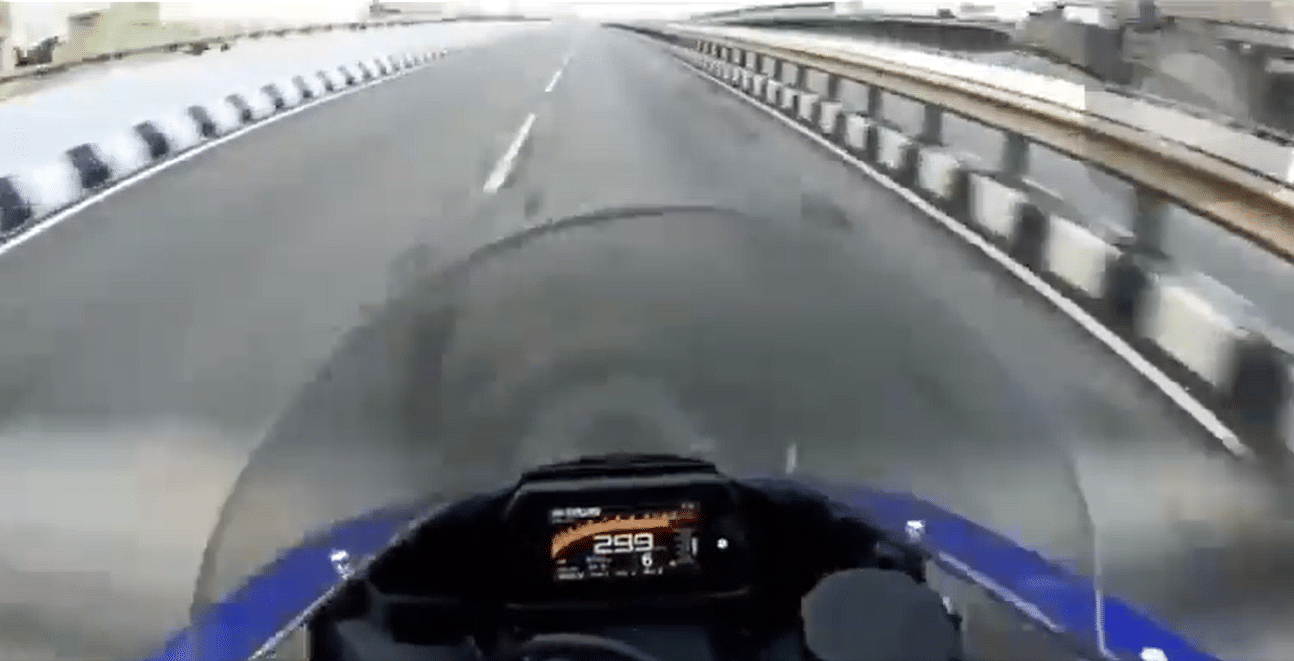 Biker hits high speeds on Electronic City flyover. Credit: Twitter screengrab/@ips_patil