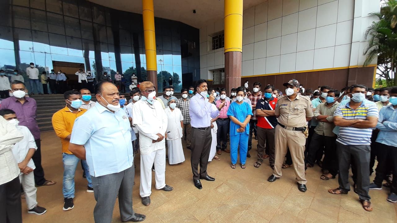 Doctors and paramedics from Belagavi Institute of Medical Sciences-District Hospital staging protest in Belagavi on Thursday demanding safety and security after they were attacked by relatives of a patient who passed away on Wednesday night. Credit: DH Photo
