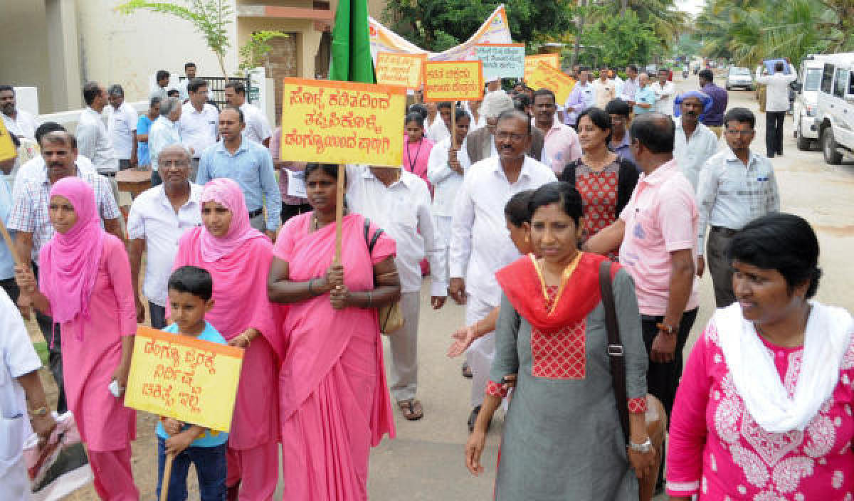 Health department personnel take out a march to create awareness about Dengue, in Mysuru. Credit: DH