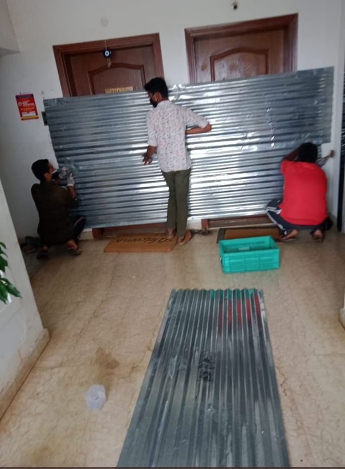 BBMP officials seal flat doors of resident Covid-19 patients. Credit: Twitter Photo/@satishs