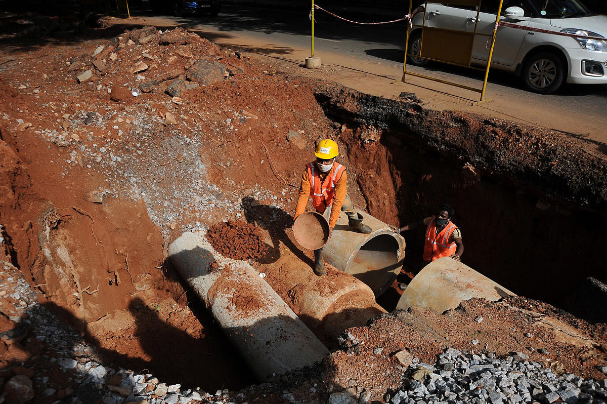 Construction workers near GPO Circle work on Smart City Project in Bengaluru on Saturday. DH Photo/Pushkar V