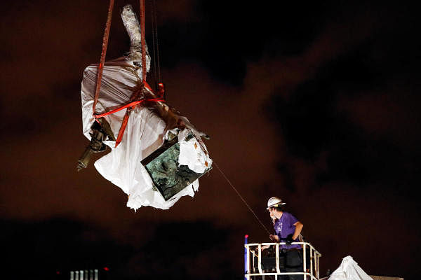 Christopher Columbus statue is being removed from the Grant Park in Chicago, Illinois, US. Credit: Reuters Photo