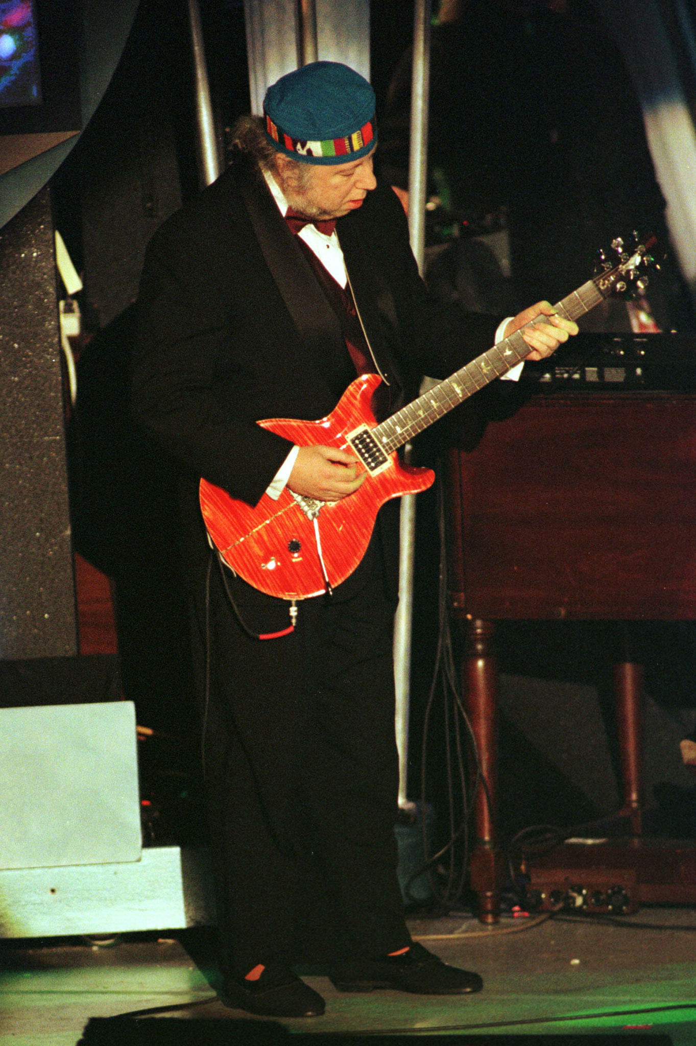 Rarely seen guitarist Peter Green, of the original Fleetwood Mac band, performs his original song "Black Magic Woman" with Carlos Santana (not seen) following Santana's induction into the Rock and Roll Hall of Fame at the Rock and Roll Hall of Fame Foundation's Thirteenth Annual Induction Dinner at New York's Waldorf Astoria Hotel, U.S., January 12, 1998. Credit: REUTERS File Photo