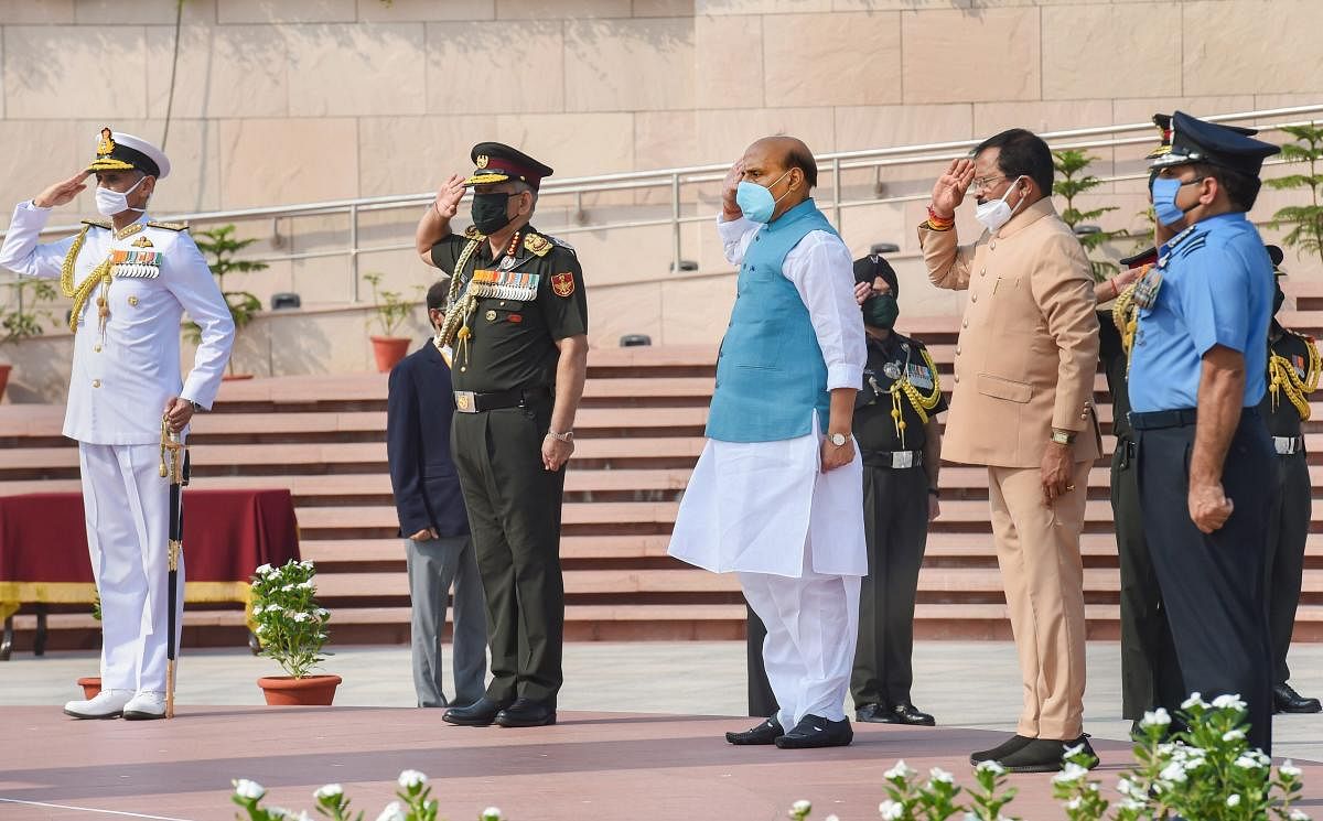 Defence Minister Rajnath Singh pays tribute to the martyrs of Kargil war on the occasion of Kargil Vijay Diwas, at National War Memorial in New Delhi, Sunday, July 26, 2020.  Credit: PTI Photo