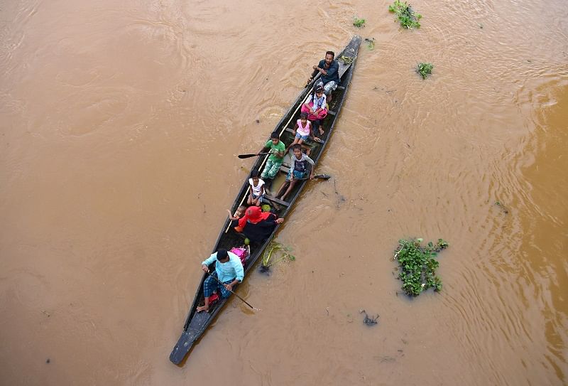 Flood-affected villagers are transported by boat to safety at Kachua village in Nagaon district, in the northeastern state of Assam. Credits: Reuters Photo