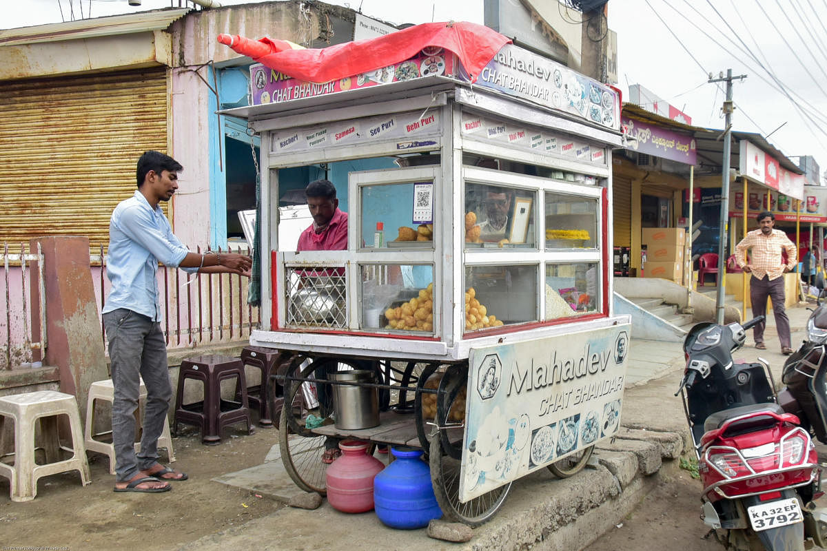 Experts say it is not feasible to count how many vendors are earning their livelihood in which part of the country. DH File Photo