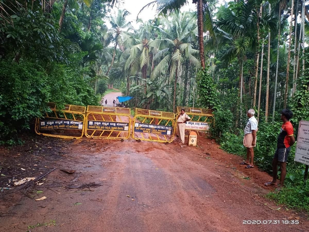 Sampya police have placed barricades on Menasinakala Road connecting Delampadi in Kerala via Ishwaramangala-Menala in Puttur.