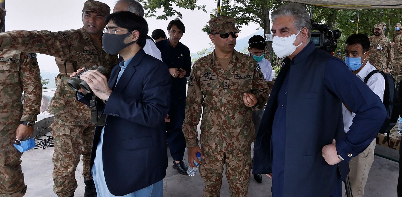 A senior army officer, center, briefs to Pakistani Foreign Minister Shah Mahmood Qureshi, 1st right, and Moeed Yusuf, the National Security Advisor to the Prime Minister of Pakistan, 2nd left, during their visit to forward area post along a highly militarized frontier in the disputed region of Kashmir, in Chiri Kot sector. Credit: AP Photo