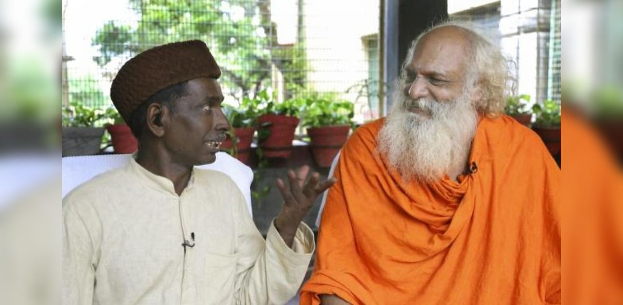 Nirmohi Akhara mahant Dharam Das (R) and Iqbal Ansari (L), the main litigants in the Babri Masjid-Ram janmabhoomi case. Credit: PTI Photo
