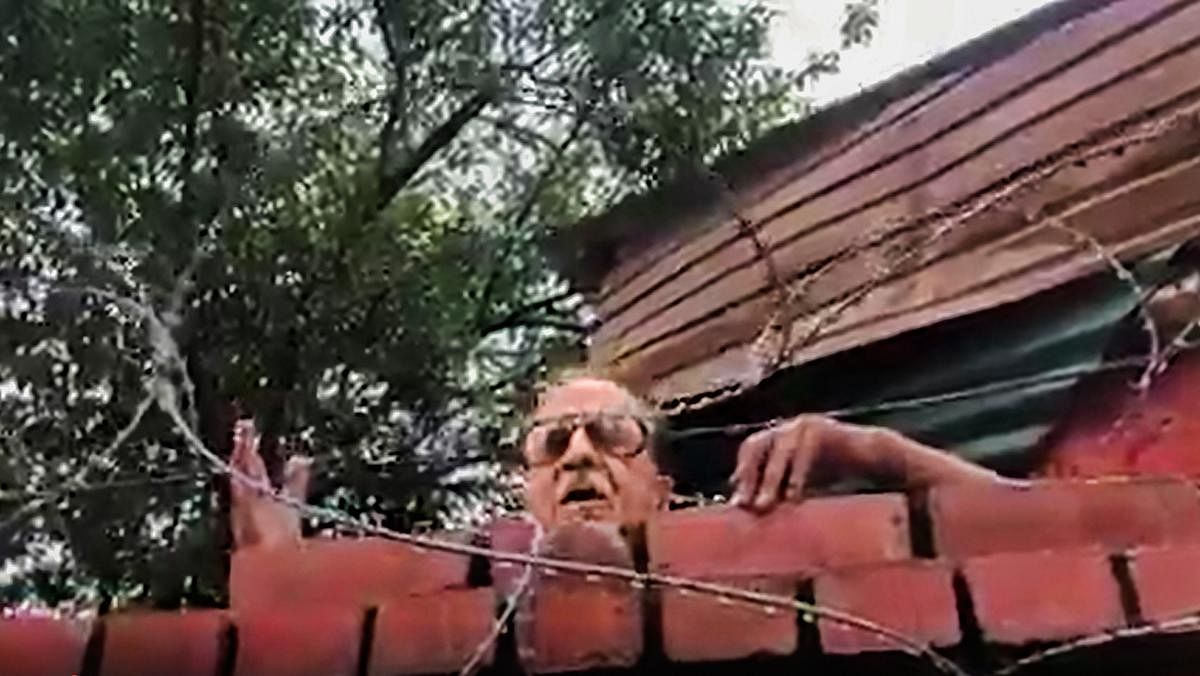 **EDS: VIDEO GRAB** Srinagar: Congress leader and former Union minister Saifuddin Soz climbs up the wall of his house to speak to a media person, in Srinagar, Thursday, July 30, 2020. The Supreme Court on Wednesday took on record Jammu and Kashmir adminis