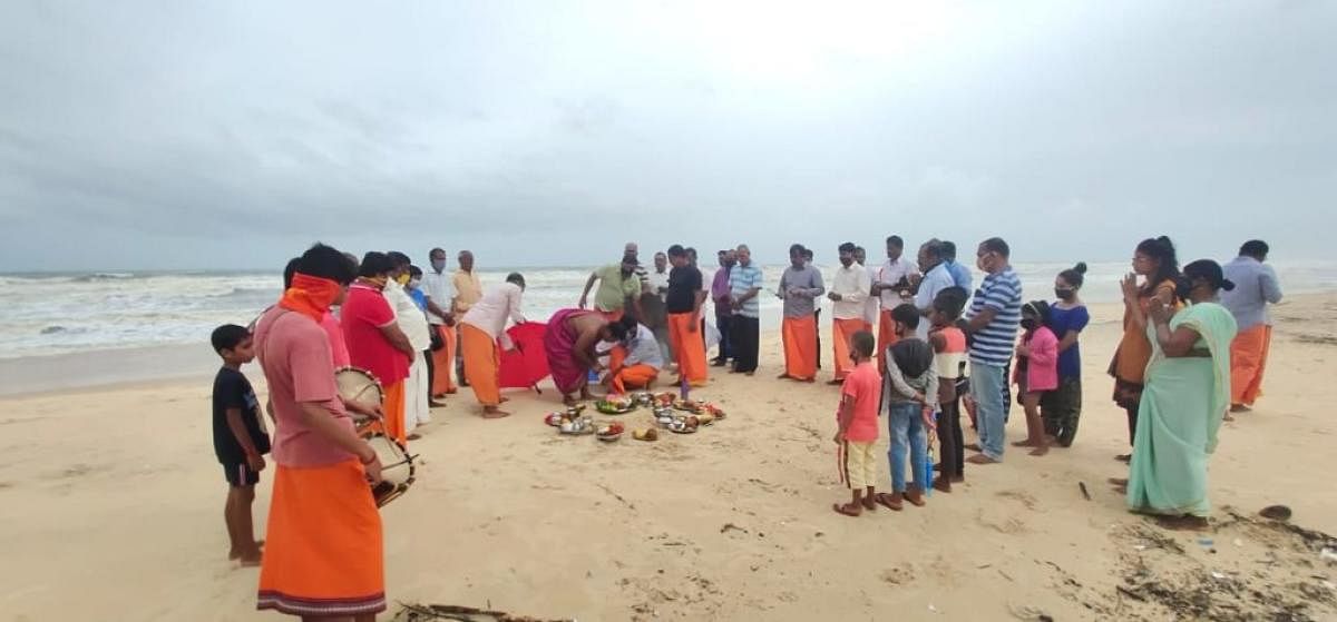 Fishermen offer Samudra Puja at Doddakopla in Surathkal.
