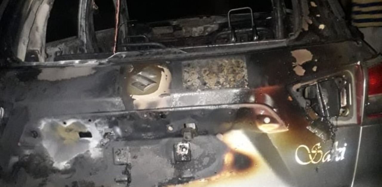 The militants intercepted the car of Manzoor, a resident of neighboring Shopian district, who works with Territorial Army (TA), near Damhal Hanjipora in Kulgam, and burnt his car.