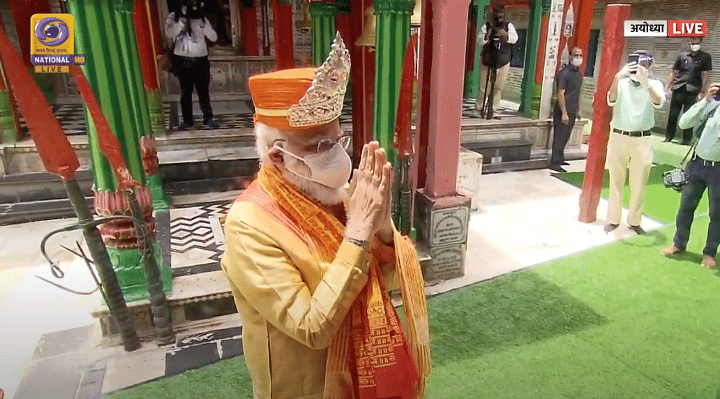 PM Modi was gifted a headgear by the chief priest of the temple. Credit: Youtube Screengrab