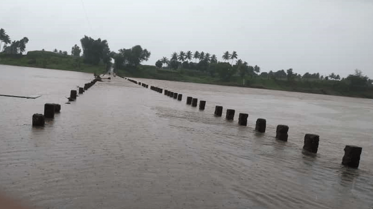Low-lying bridge across river Krishna between Kallol and Yadur in Chikkodi taluk in Belagavi district that has submerged under river waters. Credits: DH Photo