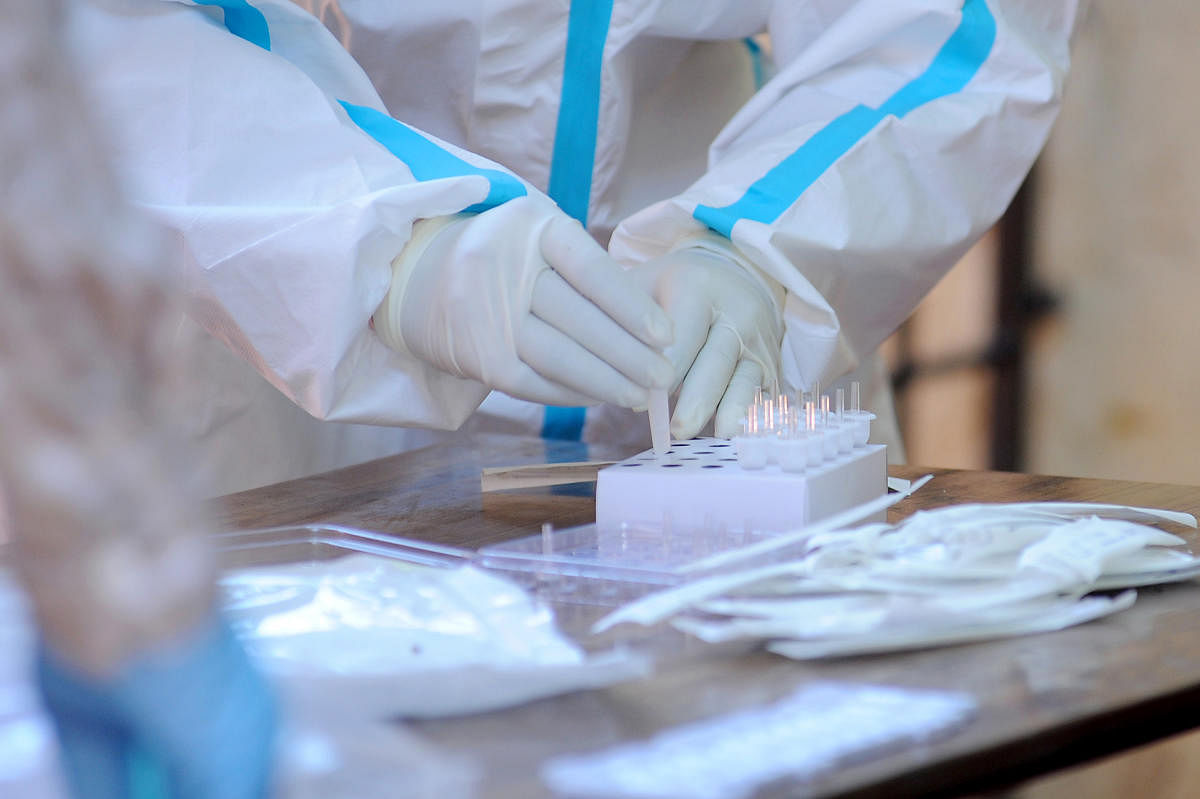 A healthcare worker conducts Covid-19 rapid antigen tests at Srinagar, Bengaluru. DH Photo/Pushkar V