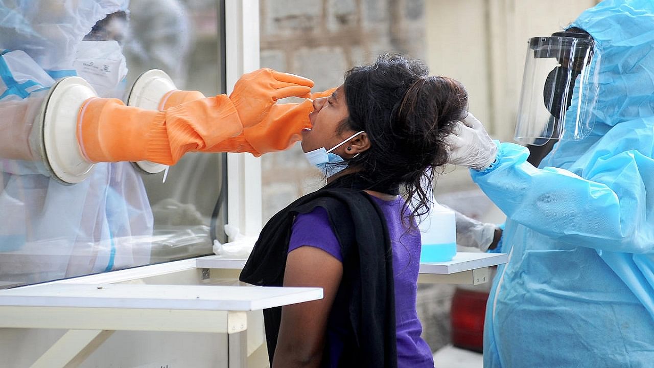 Health workers conduct Covid-19 screening at the BBMP Fever Clinic in JC Road in Bengaluru. Credits: DH Photo